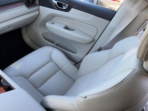 Used 2021 Volvo XC60 T5 Momentum w/ Climate Package image 15