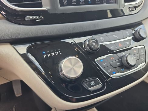 Used 2018 Chrysler Pacifica Touring-L FWD image 28