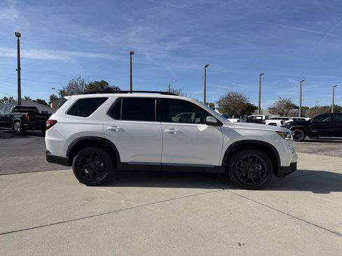 New 2025 Honda Pilot Touring image 3