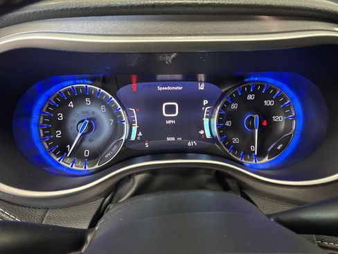 Certified 2025 Chrysler Pacifica Select FWD image 26