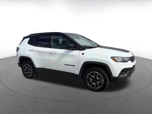 Used 2025 Jeep Compass Trailhawk image 2