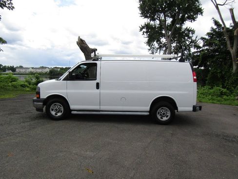 Used 2018 GMC Savana 2500 w/ Driver Convenience Package RWD image 3