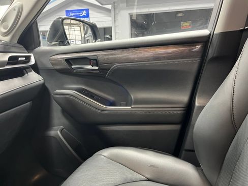 Used 2020 Toyota Highlander Limited AWD/4WD image 16
