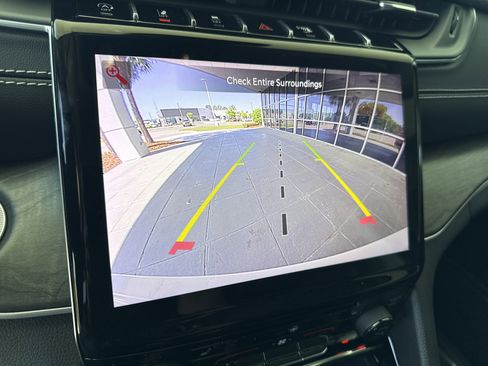 Used 2023 Jeep Grand Cherokee Limited w/ Black Appearance Package image 24