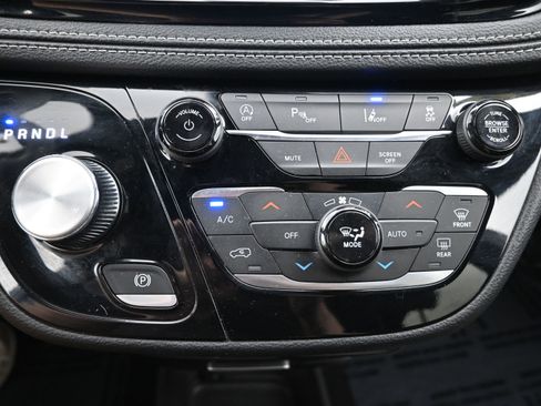 Used 2023 Chrysler Pacifica Touring image 17