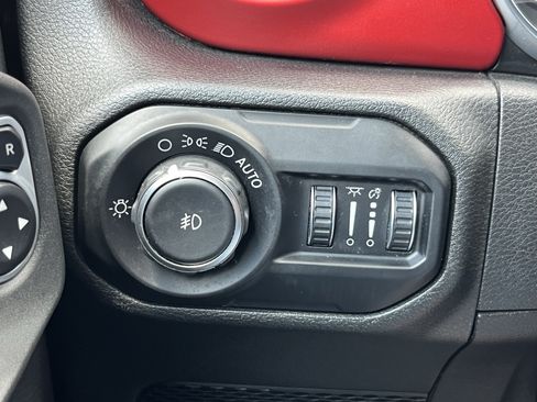 Used 2018 Jeep Wrangler Unlimited Rubicon AWD/4WD image 39