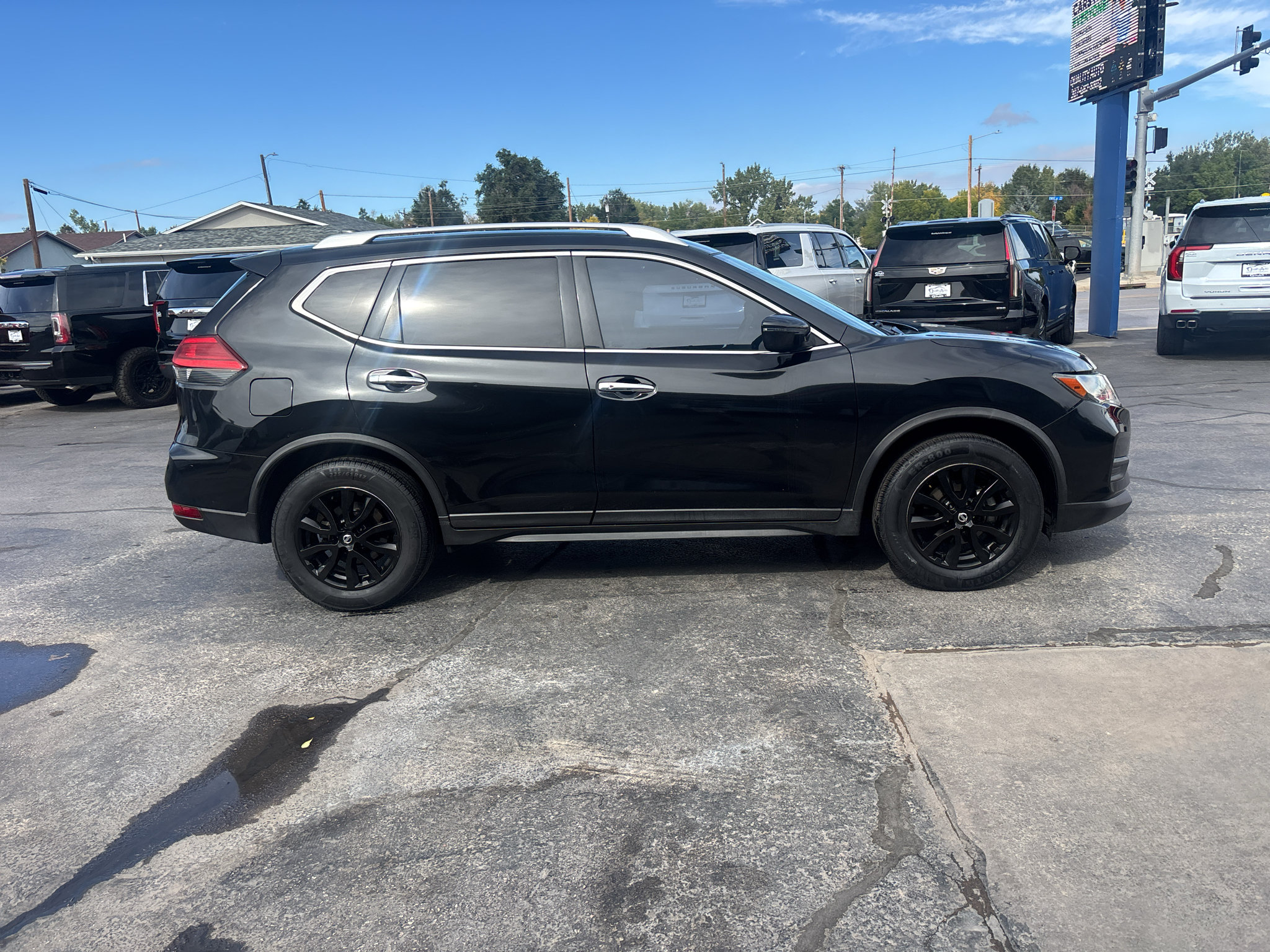 Used 2017 Nissan Rogue SV FWD image 5