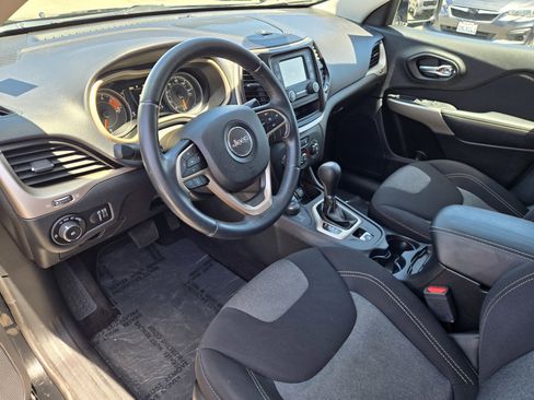 Used 2018 Jeep Cherokee Latitude w/ Altitude Package AWD/4WD image 10