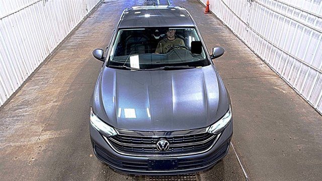 Used 2024 Volkswagen Jetta SE FWD image 2