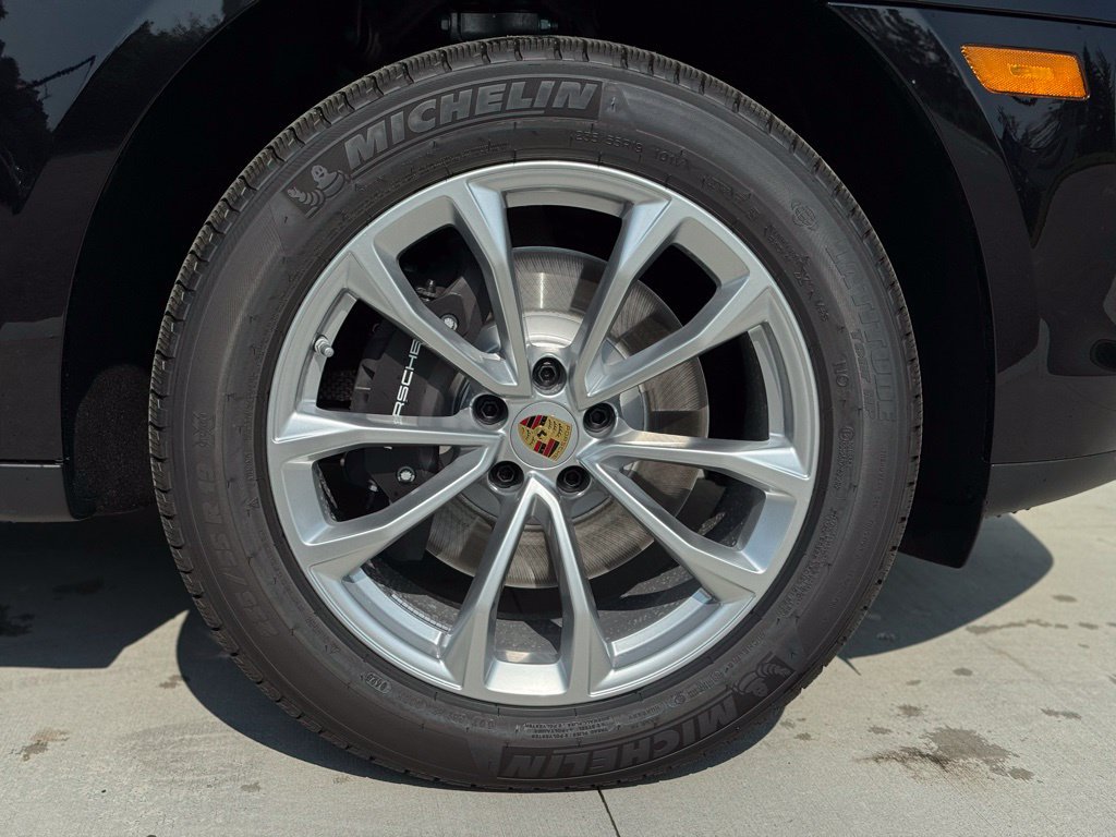 Certified 2025 Porsche Macan AWD/4WD image 17