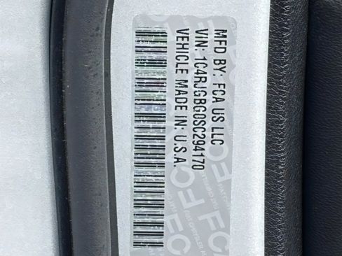 Used 2025 Jeep Grand Cherokee Limited w/ Luxury Tech Group II image 30