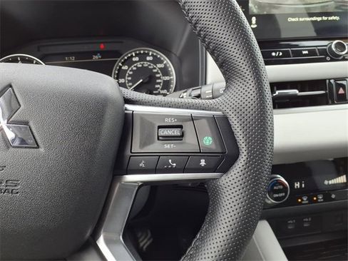 Used 2025 Mitsubishi Outlander AWD image 26