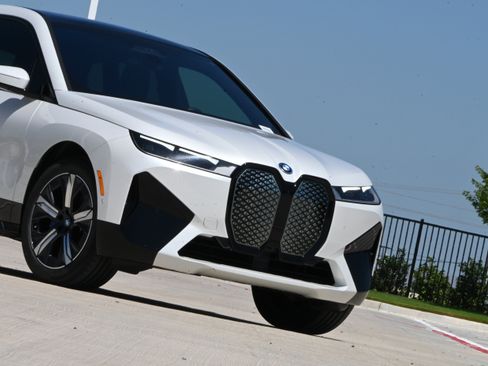 Certified 2025 BMW iX xDrive50 w/ Premium Package AWD/4WD image 37