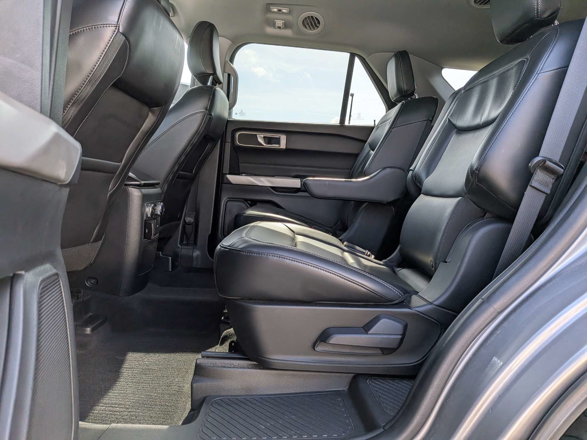 Used 2021 Ford Explorer XLT w/ Equipment Group 202A RWD image 15