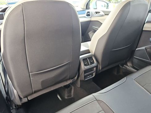 New 2026 Volkswagen Taos SE FWD image 18