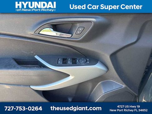 Used 2025 Chevrolet Trax LS FWD image 9