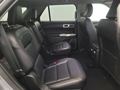 Used 2022 Ford Explorer XLT w/ Equipment Group 202A AWD/4WD image 19