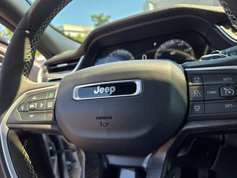 Used 2025 Jeep Grand Cherokee Limited w/ Black Appearance Package AWD/4WD image 17