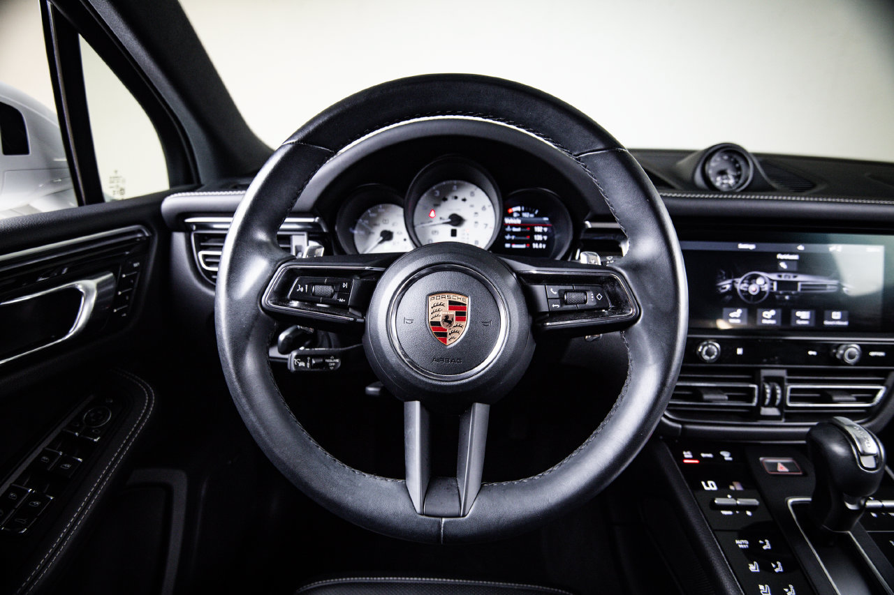 Certified 2024 Porsche Macan AWD/4WD image 25