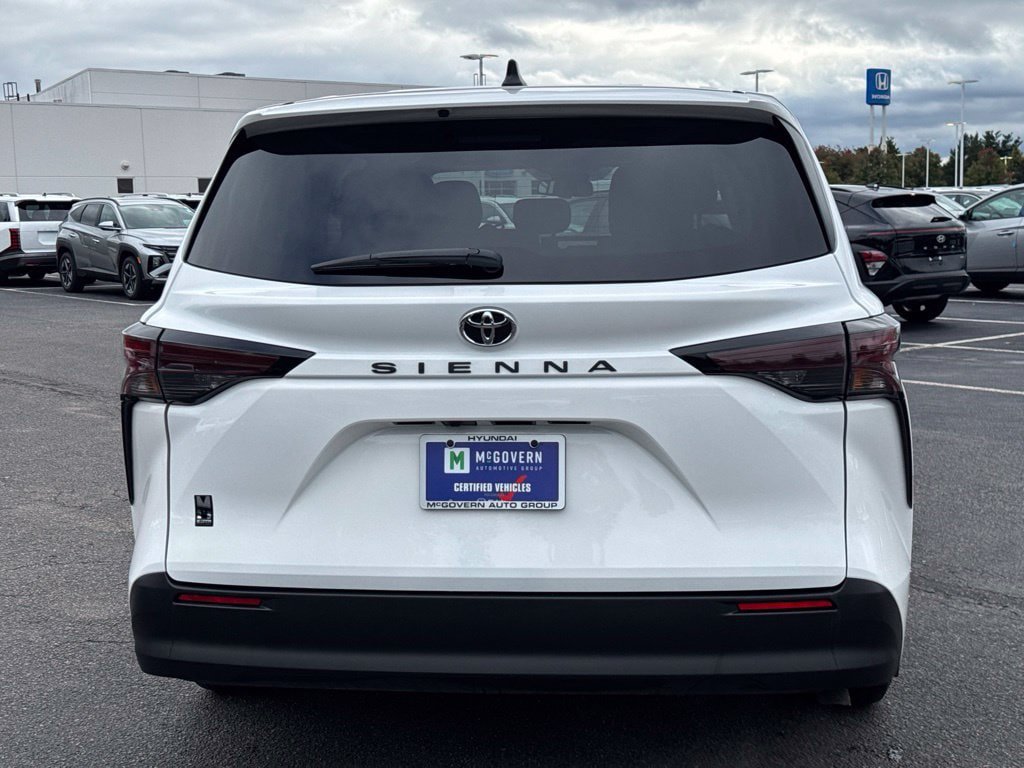 Used 2026 Toyota Sienna LE FWD image 8