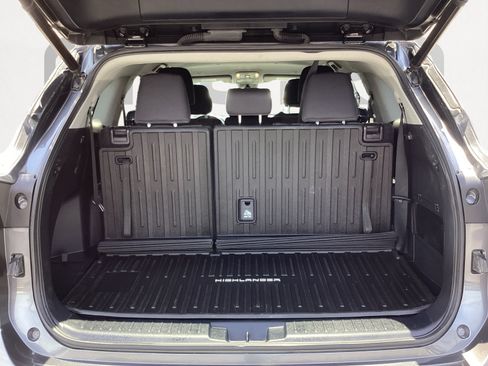 Used 2023 Toyota Highlander LE FWD image 15