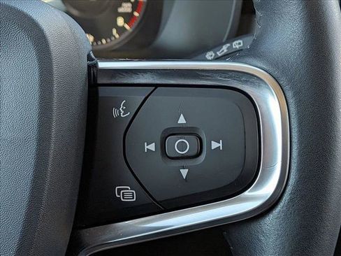 Used 2019 Volvo XC40 T5 Momentum image 16