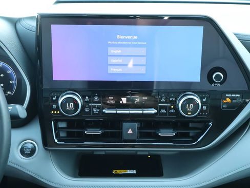 Used 2024 Toyota Highlander Limited image 14