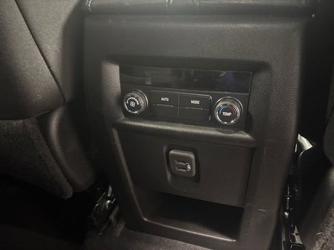 Used 2023 Chevrolet Traverse LT image 36