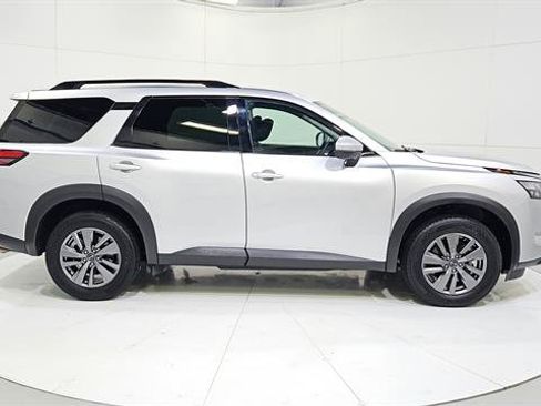 Certified 2025 Nissan Pathfinder SV FWD image 9