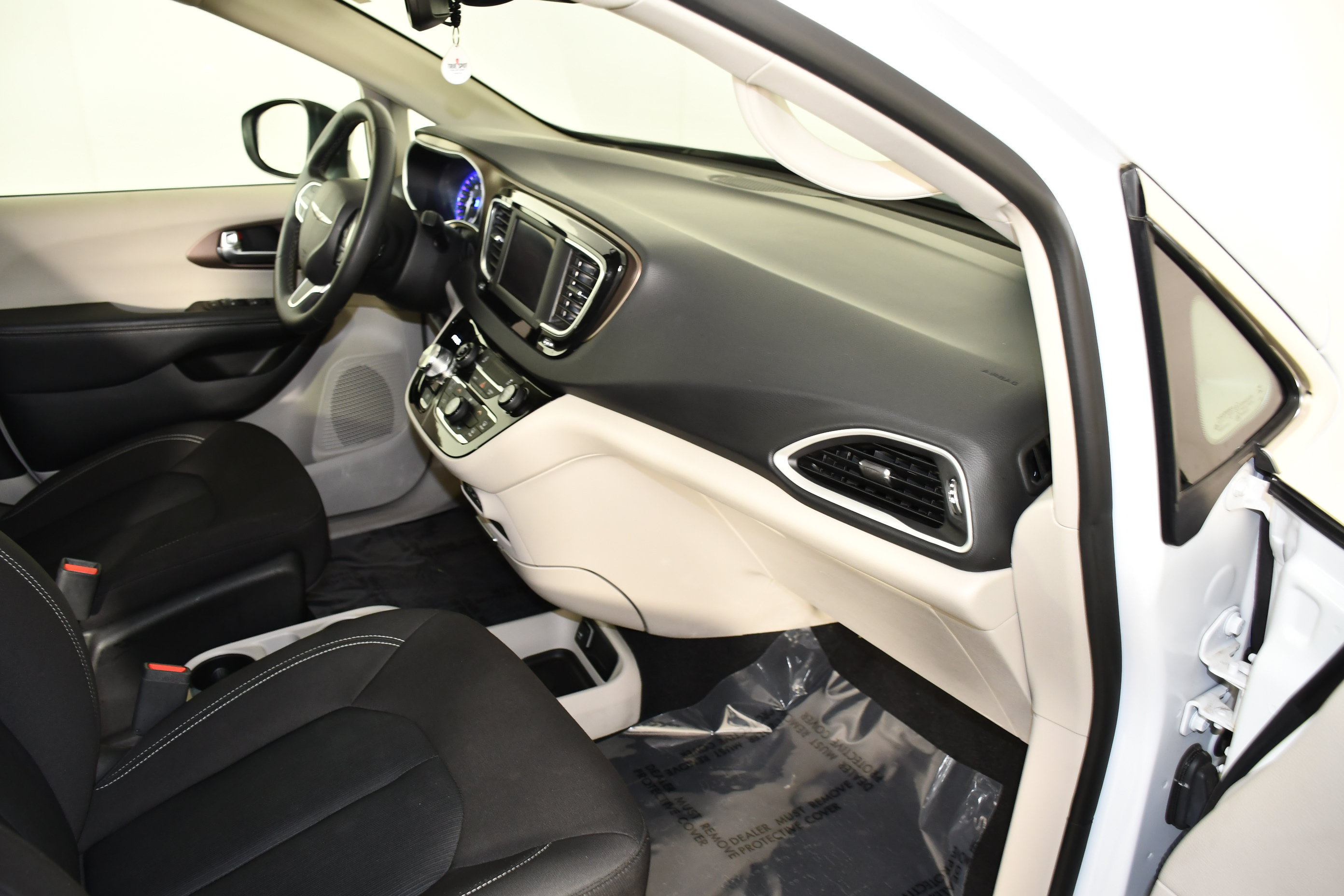 Used 2023 Chrysler Voyager LX FWD image 40