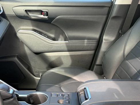 Used 2023 Toyota Highlander XLE FWD image 11
