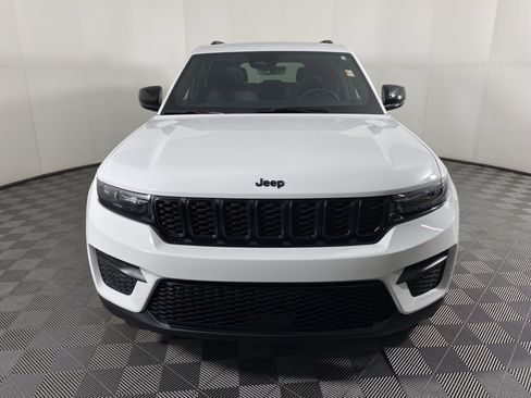 New 2025 Jeep Grand Cherokee Altitude image 12