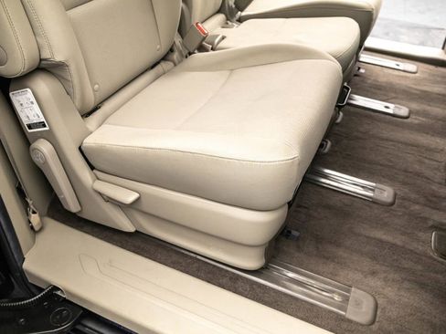 Used 2021 Kia Sedona LX image 28