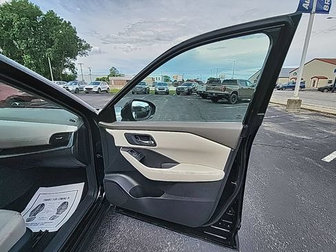 Used 2025 Nissan Rogue SV AWD/4WD image 16