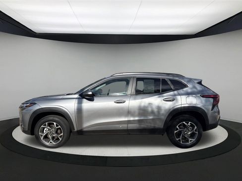 Used 2025 Chevrolet Trax LT FWD image 4