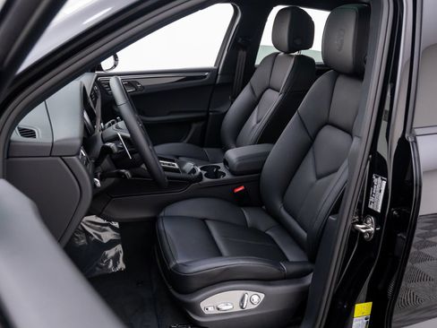 Certified 2026 Porsche Macan AWD/4WD image 5