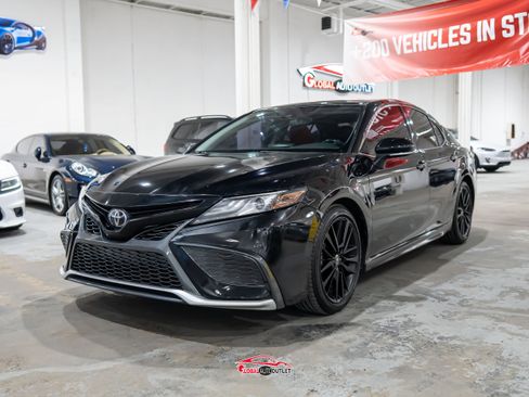 Used 2021 Toyota Camry XSE FWD image 3