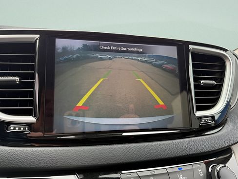 Used 2024 Chrysler Pacifica Touring-L FWD image 10