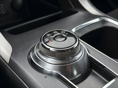 Used 2020 Ford Fusion SE image 3