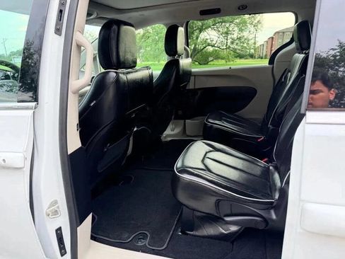 Used 2023 Chrysler Pacifica Limited FWD image 15