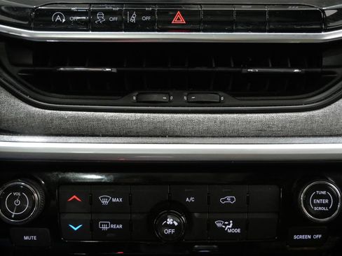 Used 2023 Jeep Compass Latitude w/ Sun and Sound Group AWD/4WD image 19