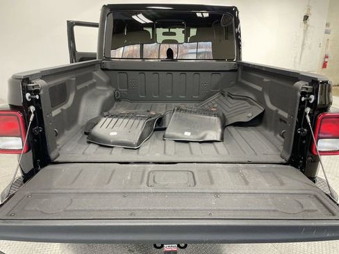 Used 2025 Jeep Gladiator Sport image 25