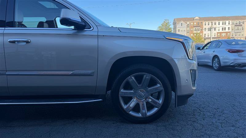 Used 2017 Cadillac Escalade ESV Luxury AWD/4WD image 3