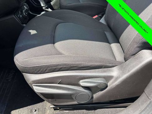 Used 2023 Jeep Renegade Latitude AWD/4WD image 5