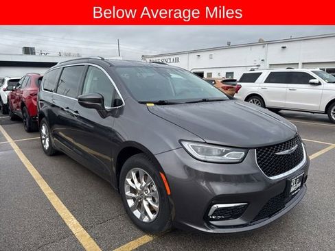 Used 2021 Chrysler Pacifica Touring-L w/ Uconnect Theater Family Group image 3