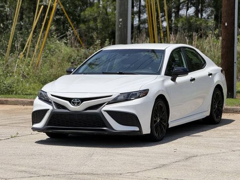 Used 2021 Toyota Camry SE w/ Convenience Package FWD image 2