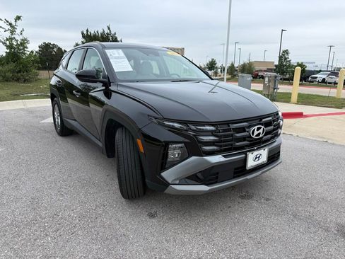 Certified 2025 Hyundai Tucson SE FWD image 3