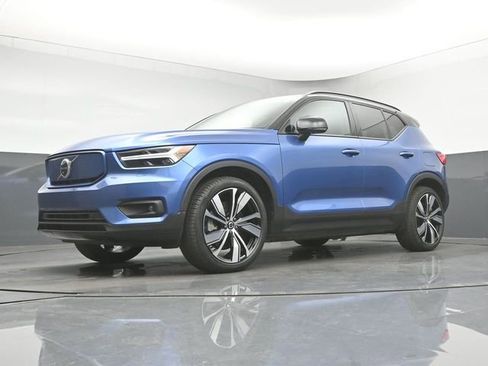Used 2021 Volvo XC40 P8 Recharge w/ Advanced Package image 37