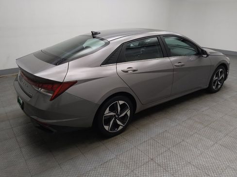 Used 2022 Hyundai Elantra Limited w/ Preferred Accessory Package FWD image 10