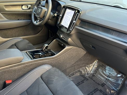 Used 2023 Volvo XC40 Recharge Ultimate image 17